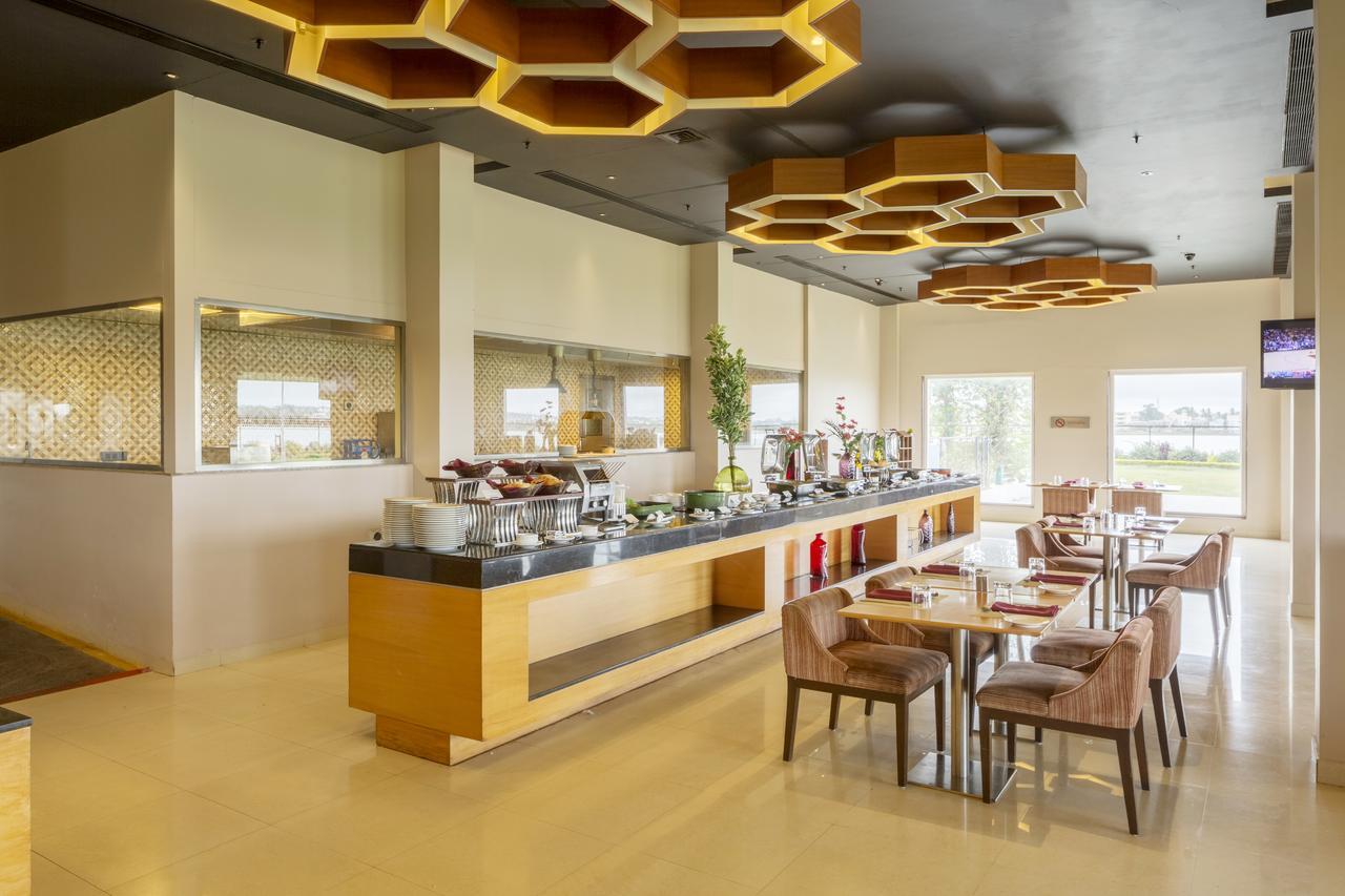 Hotel Naveen Lakeside Хубли Экстерьер фото