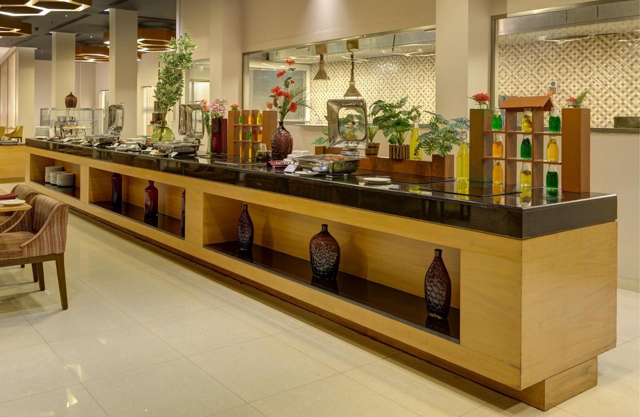Hotel Naveen Lakeside Хубли Экстерьер фото