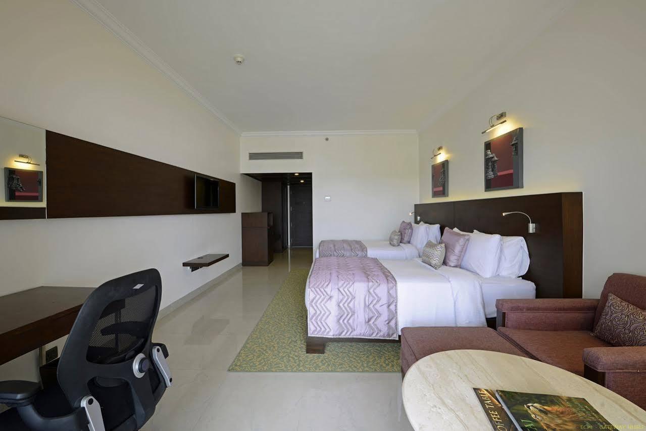 Hotel Naveen Lakeside Хубли Экстерьер фото