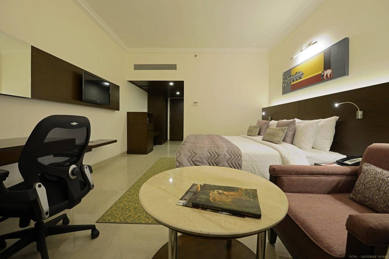 Hotel Naveen Lakeside Хубли Экстерьер фото
